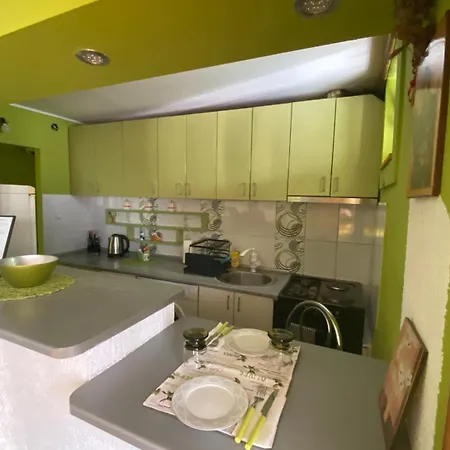 Cozy Corner Apartment *